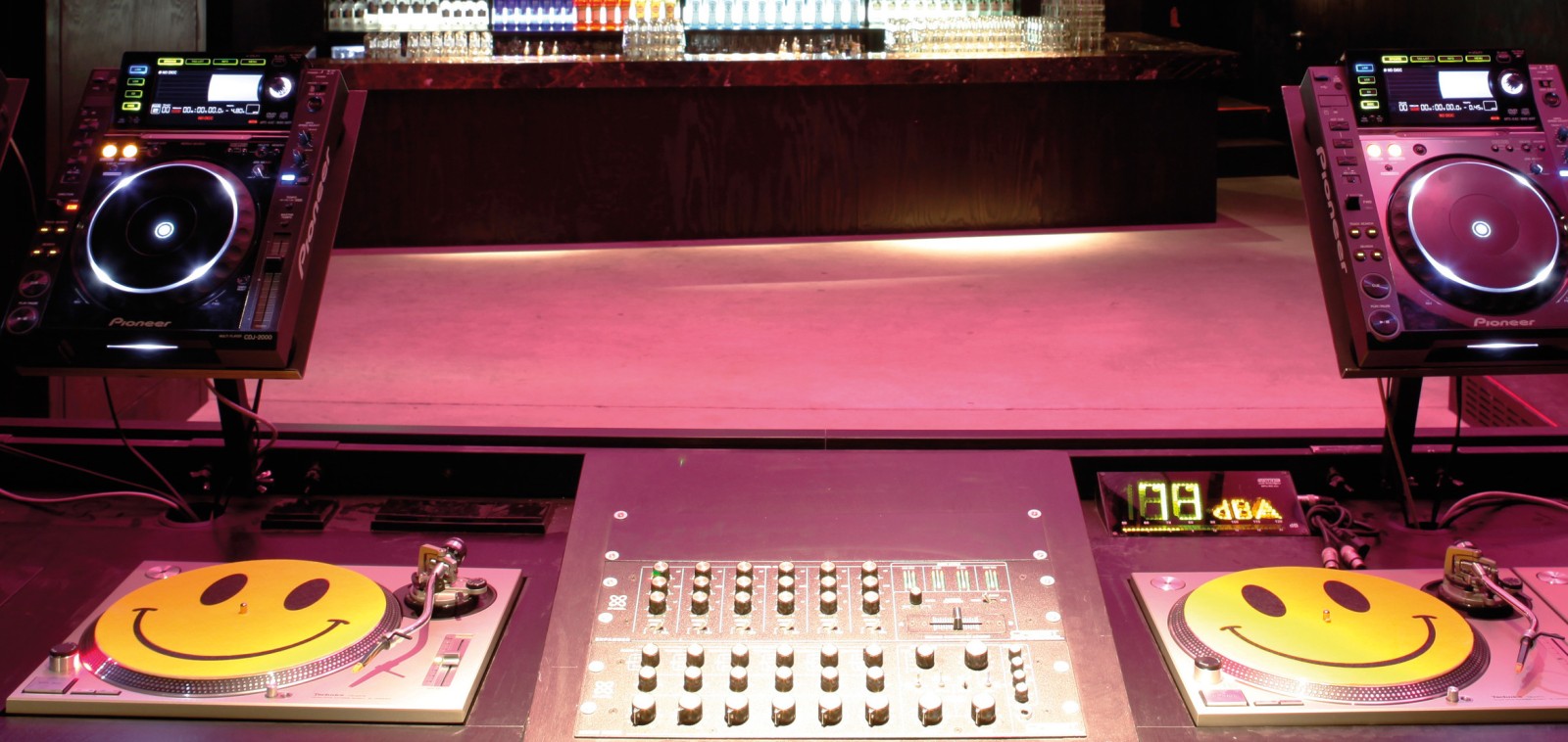 Turntables and mixer, the tools behind the moments that shaped house music