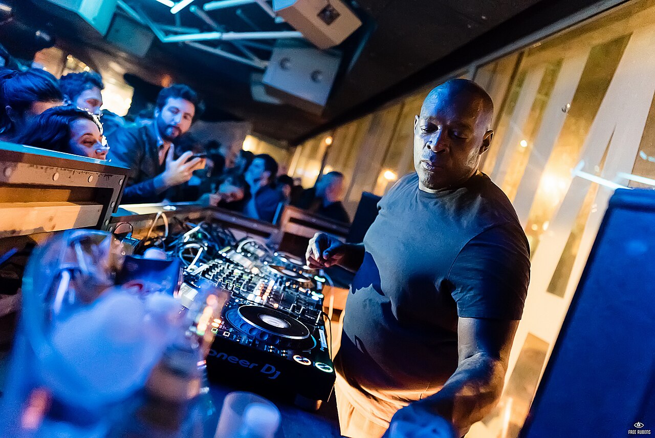 Kevin Saunderson of Inner City DJing