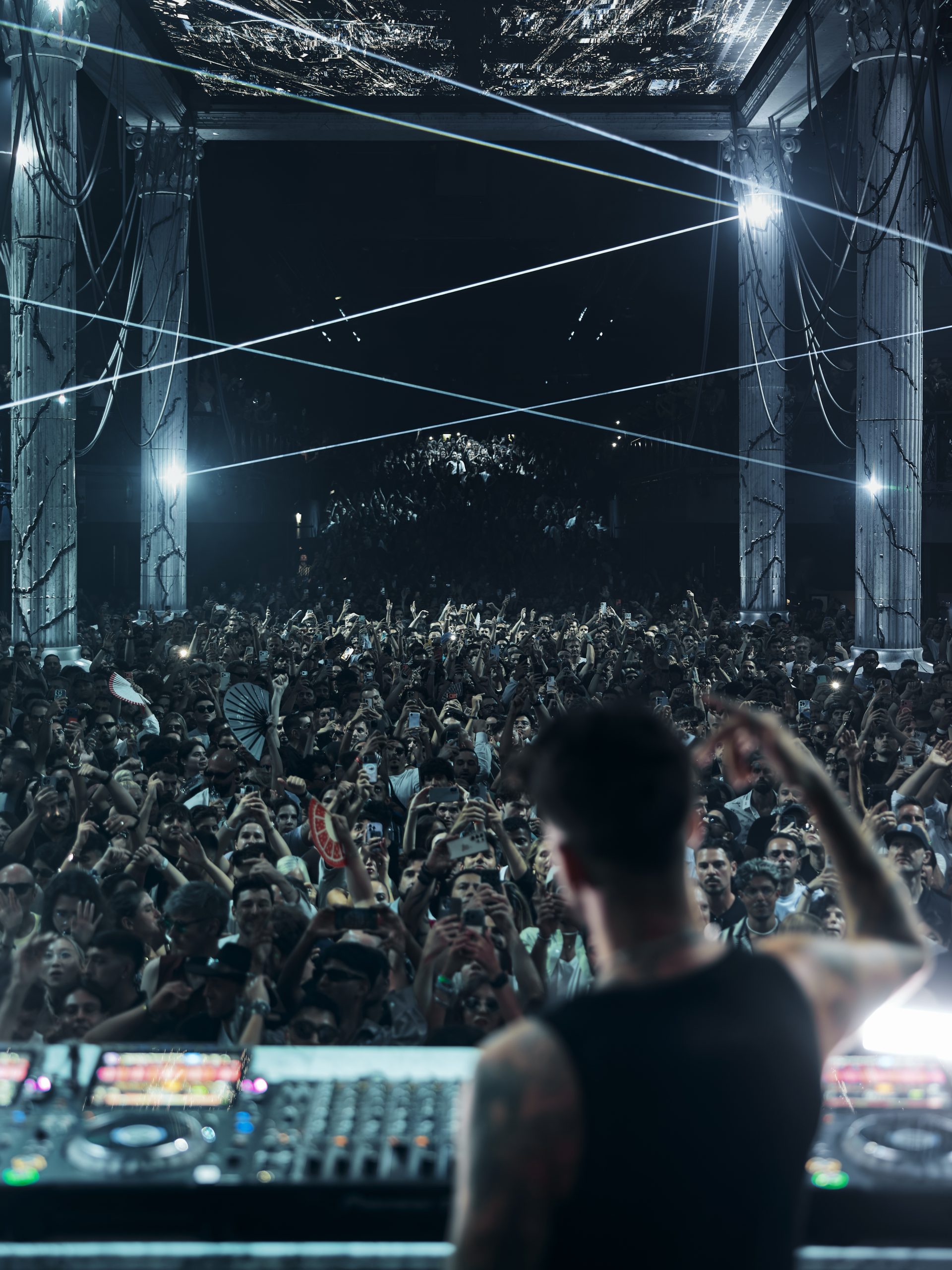 Lasers cutting across a packed crowd at [UNVRS] during ÆDEN