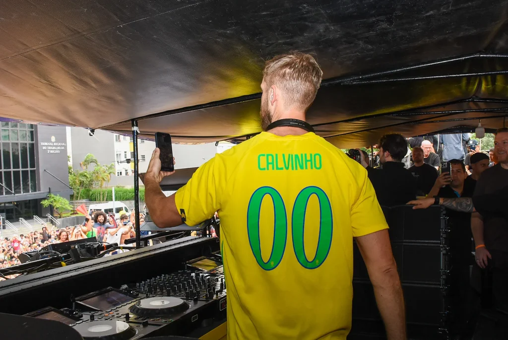 Calvin Harris wearing the Calvinho Brazil shirt at the Guinness World Record Bloco Skol set