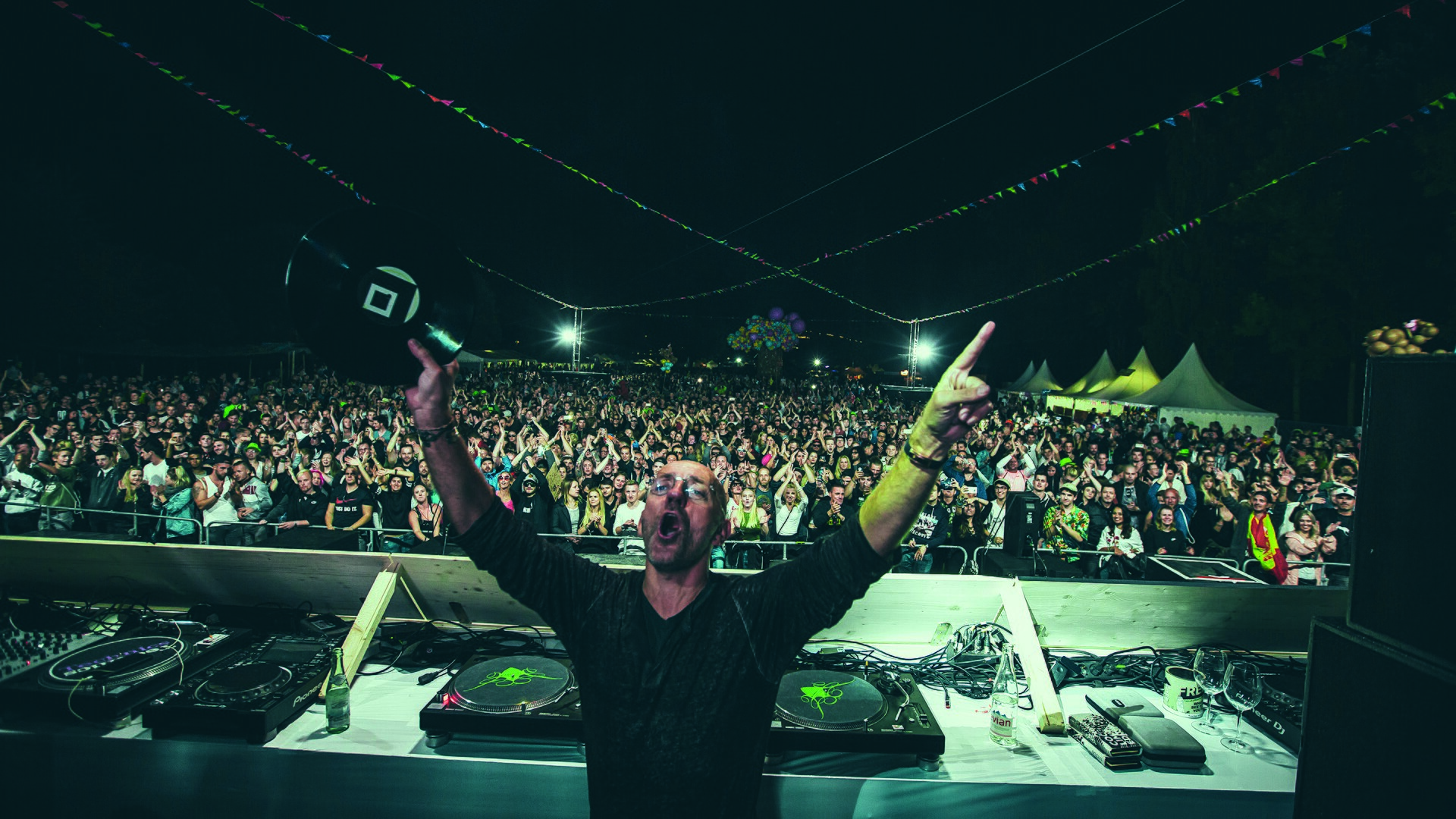 Sven Vath Argy feud: Sven Vath playing to a festival crowd