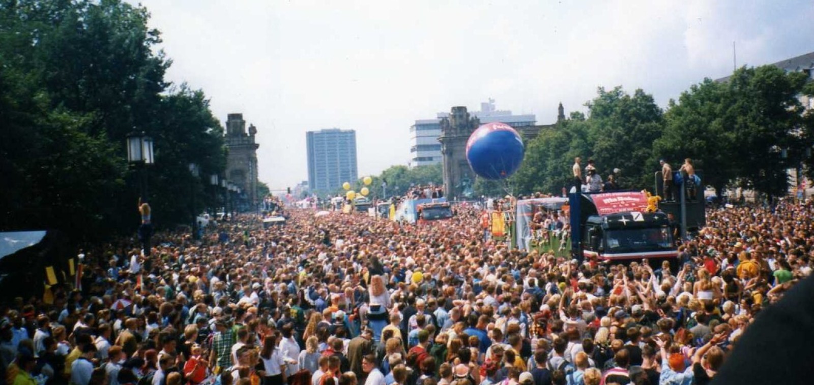 Love Parade 1998 crowd in Berlin