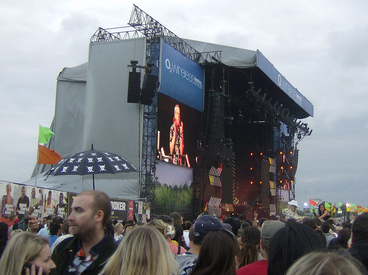 Fatboy Slim performing Praise You era hits at Wireless Festival 2008