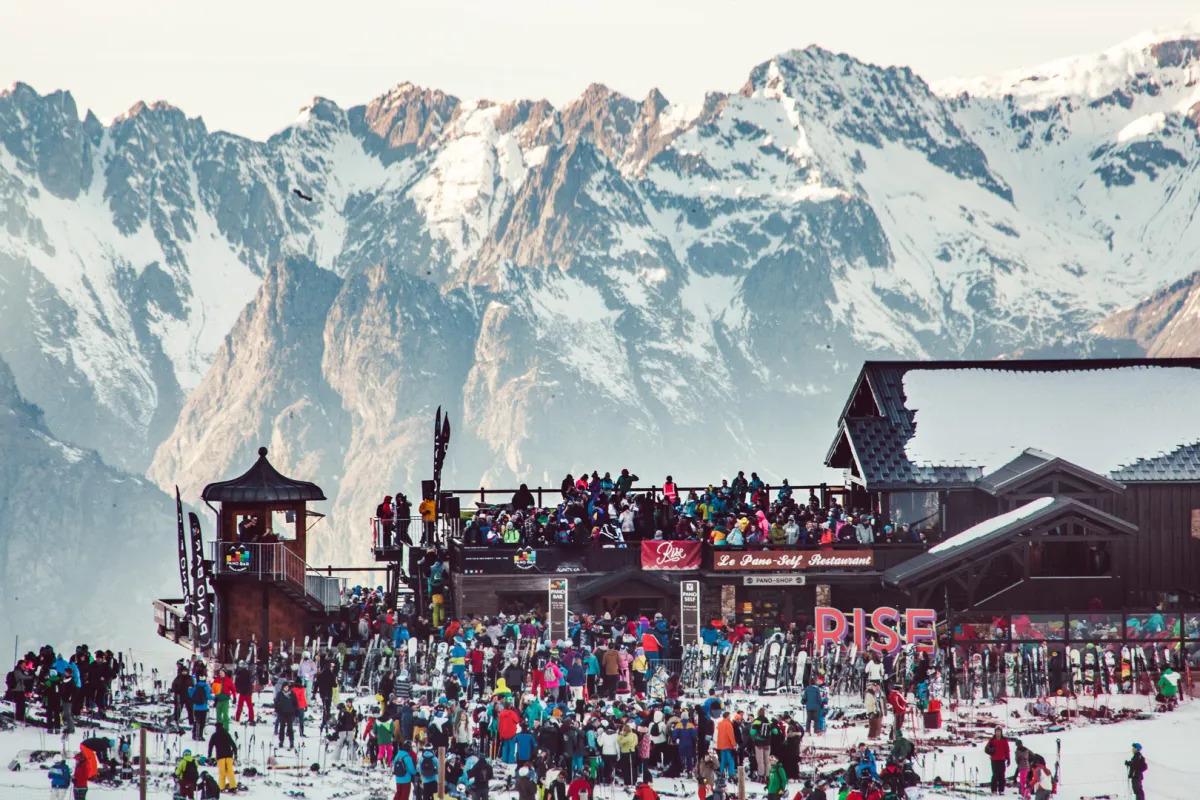 Après-ski crowd at RISE Festival in Les Deux Alpes