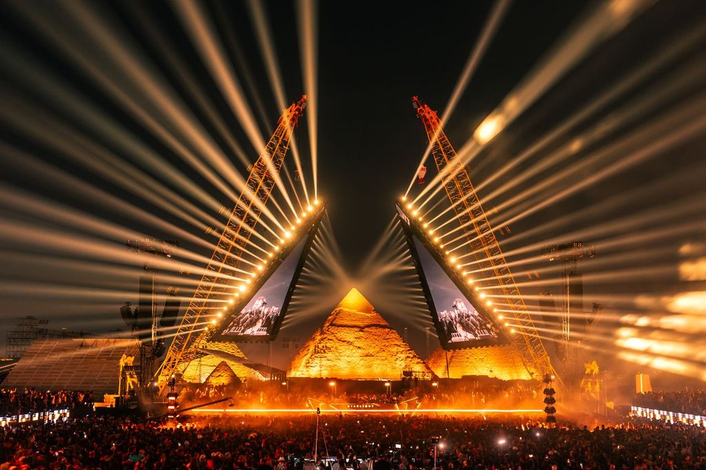 Sila Sveta light show at Starlight Festival Giza with golden lasers over the pyramids