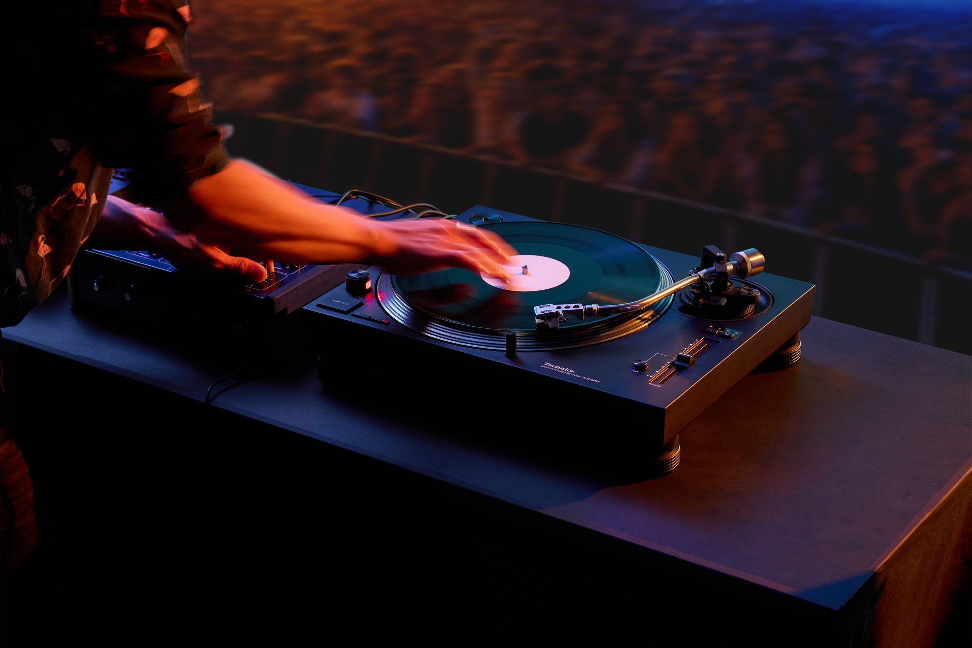 DJ playing vinyl on the Technics SL-1210MKX in a club